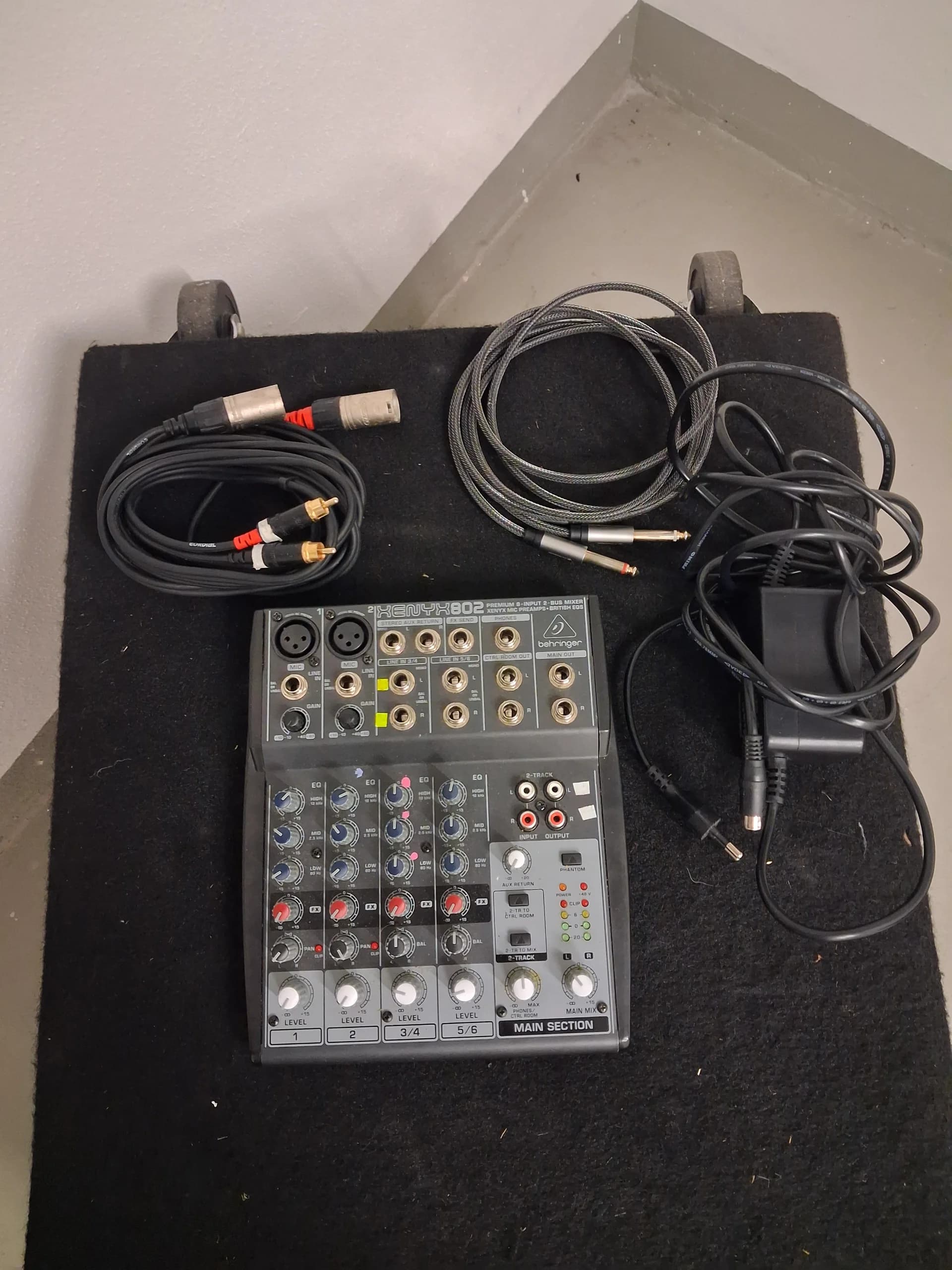 Behringer Xenyx 802 Audio-Mischpult inkl. Netzteil & komplettem Kabelset