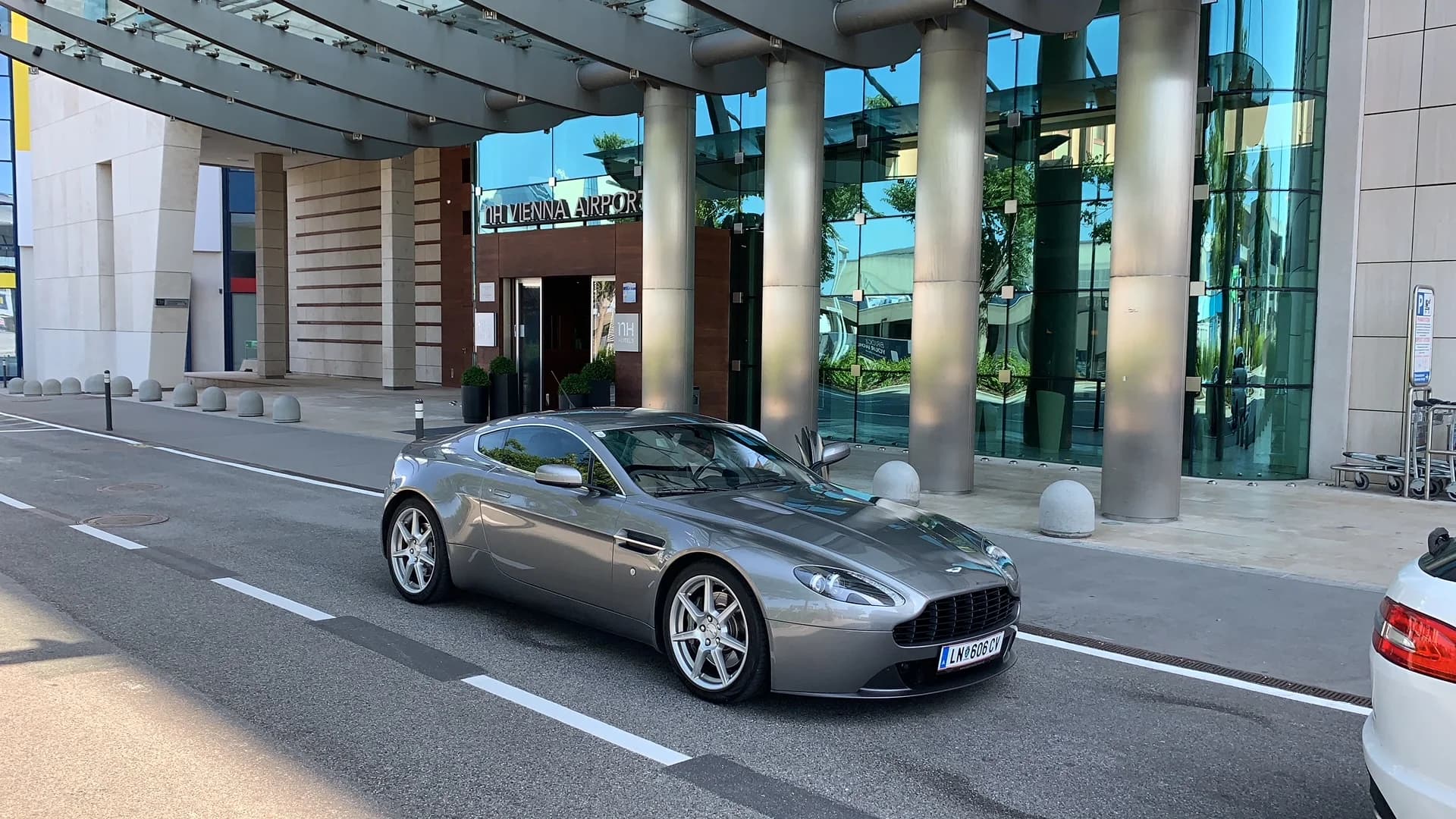 Aston Martin - Vantage V8 - ab EUR 390.00